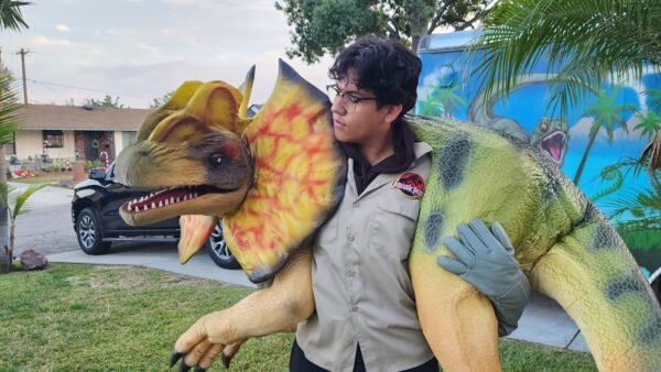 Dilophosaurus Shoulder Dinosaur - Image 3